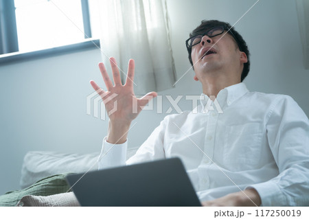 ミドル男性　パニック　悩む 117250019