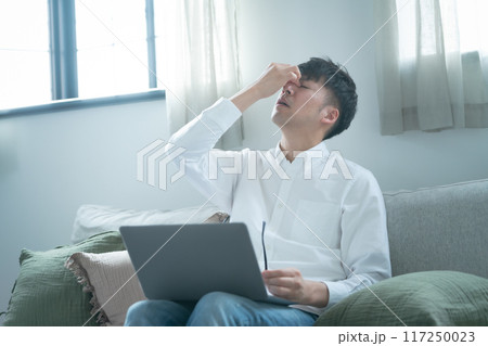 ミドル男性　パニック　悩む 117250023