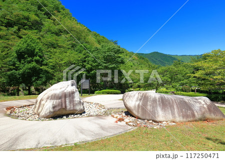 【広島県】快晴の温井ダムにある甌穴巨石 117250471
