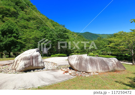 【広島県】快晴の温井ダムにある甌穴巨石 117250472