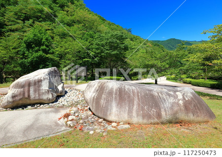 【広島県】快晴の温井ダムにある甌穴巨石 【広島県】快晴の温井ダムにある甌穴巨石 117250473