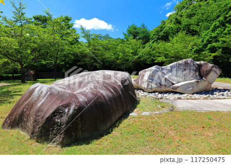 【広島県】快晴の温井ダムにある甌穴巨石 【広島県】快晴の温井ダムにある甌穴巨石 117250475