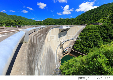 【広島県】快晴の温井ダムの放流 【広島県】快晴の温井ダムの放流 117250477