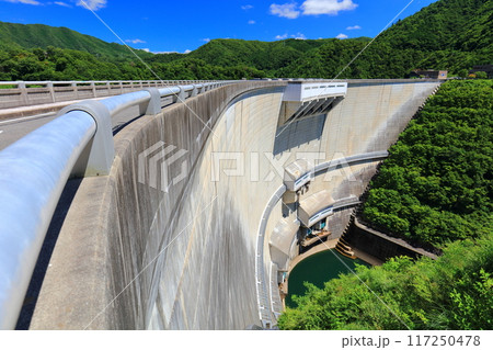【広島県】快晴の温井ダムの放流 117250478
