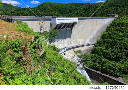 【広島県】快晴の温井ダムの放流 【広島県】快晴の温井ダムの放流 117250481