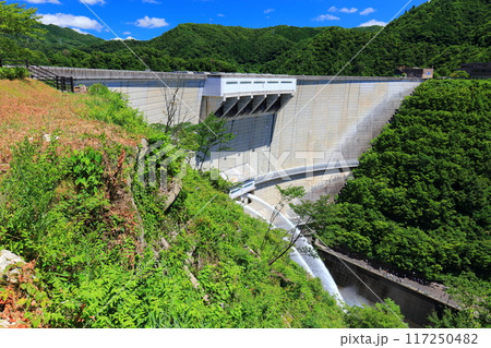 【広島県】快晴の温井ダムの放流 117250482