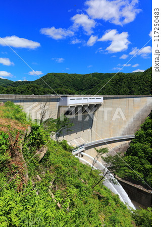 【広島県】快晴の温井ダムの放流 【広島県】快晴の温井ダムの放流 117250483