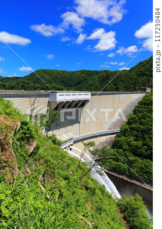 【広島県】快晴の温井ダムの放流 117250484