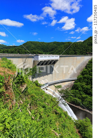 【広島県】快晴の温井ダムの放流 117250485