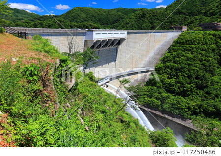 【広島県】快晴の温井ダムの放流 【広島県】快晴の温井ダムの放流 117250486