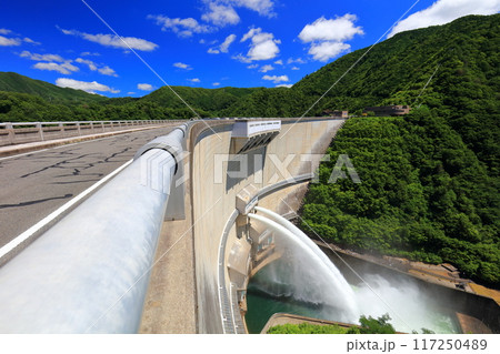 【広島県】快晴の温井ダムの放流 【広島県】快晴の温井ダムの放流 117250489