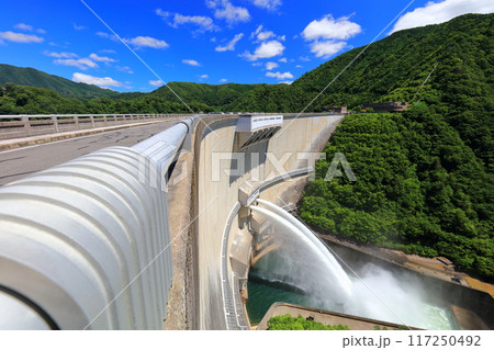 【広島県】快晴の温井ダムの放流 【広島県】快晴の温井ダムの放流 117250492