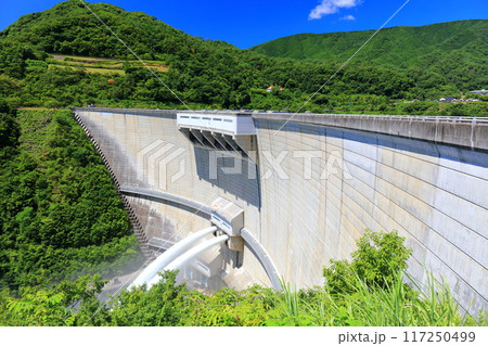 【広島県】快晴の温井ダムの放流 【広島県】快晴の温井ダムの放流 117250499