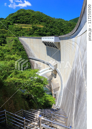 【広島県】快晴の温井ダムの放流 117250500