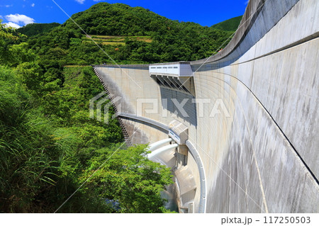 【広島県】快晴の温井ダムの放流 【広島県】快晴の温井ダムの放流 117250503