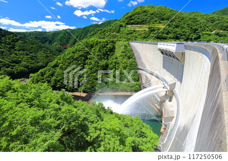 【広島県】快晴の温井ダムの放流 117250506