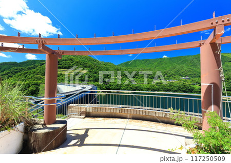 【広島県】快晴の温井ダムと温井ダムリゾート 【広島県】快晴の温井ダムと温井ダムリゾート 117250509