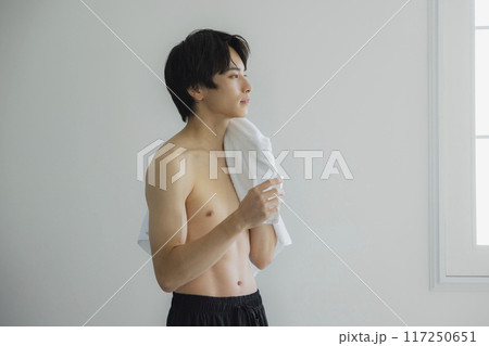 水を飲む若い男性 117250651