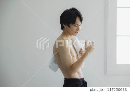 水を飲む若い男性 水を飲む若い男性 117250658