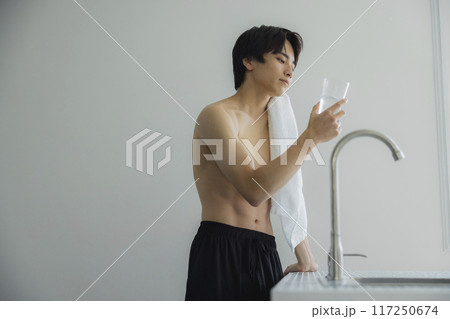 水を飲む若い男性 水を飲む若い男性 117250674