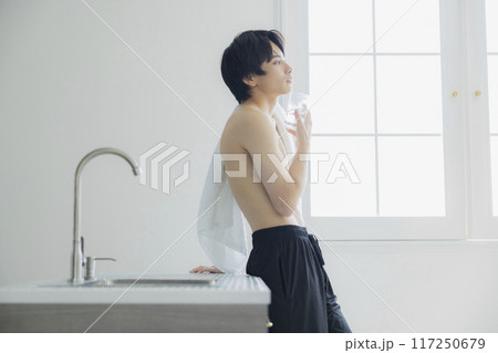 水を飲む若い男性 水を飲む若い男性 117250679