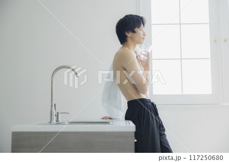 水を飲む若い男性 水を飲む若い男性 117250680