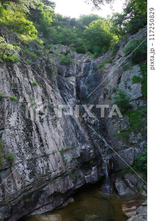 紺岳山の岩肌を流れ落ちるウンゲ滝 紺岳山の岩肌を流れ落ちるウンゲ滝 117250829