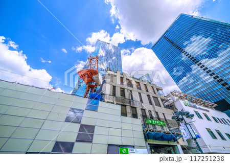 日本の東京都市景観 さよなら渋谷駅西口…解体が進みビルの左側が消滅…青空が見えるように=8月9日 日本の東京都市景観 さよなら渋谷駅西口…解体が進みビルの左側が消滅…青空が見えるように=8月9日 117251238