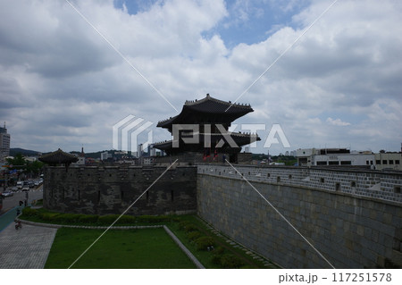 水原華城の城壁と横から見た長安門 117251578