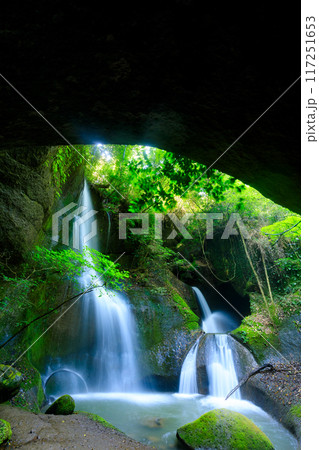 夏の龍昇の滝　大分県由布市 117251653