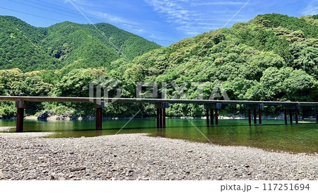 五月晴れの青空と新緑に彩られた四万十川〈勝間沈下橋上流/高知県〉 117251694