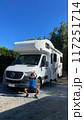 宿泊先に到着したモーターハウスと息子 117251714