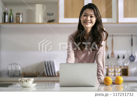 portrait of a successful female freelancer woman 117251732