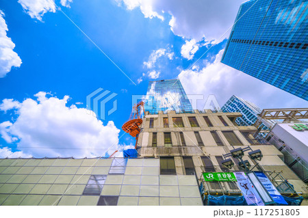 日本の東京都市景観 さよなら渋谷駅西口…解体が進みビルの左側が消滅…青空が見えるように＝8月9日 117251805