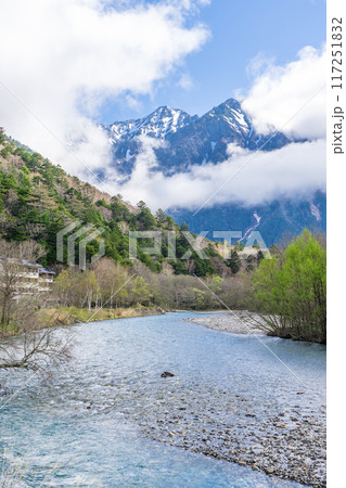 初夏の上高地自然遊歩道　早朝の森林浴ウォーキング 　田代橋から見る前穂高岳と梓川 117251832
