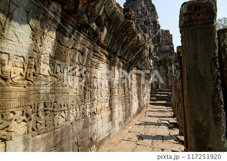 カンボジア　バイヨン寺院のレリーフ 117251920