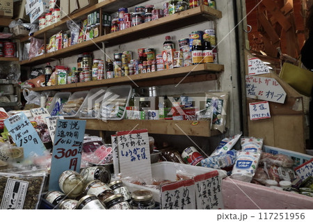 古い商店の棚 117251956