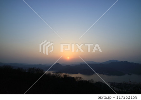山に沈む夕日 117252159