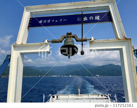 駿河湾フェリー_船出の鐘_出港した土肥港から続く航跡 117252161