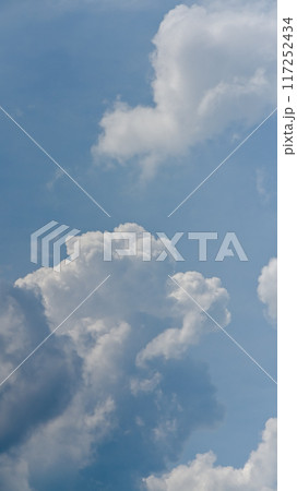 青空と白い雲(縦構図) 青空と白い雲(縦構図) 117252434