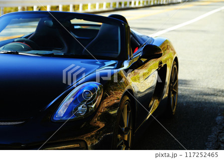 艶々の黒いオープンカー 117252465