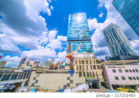 日本の東京都市景観 さよなら渋谷駅西口…解体が進みビルの左側が消滅…宮益坂下方面が…＝8月9日 117252483