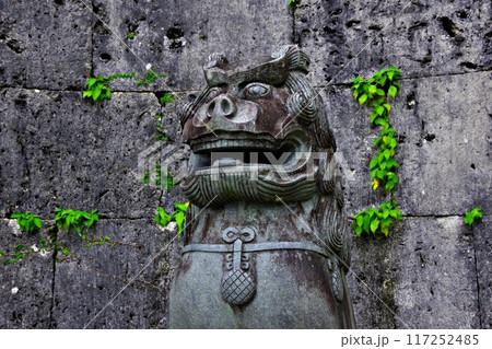 首里城で見つけたシーサーの石像 117252485