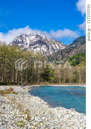 初夏の上高地自然遊歩道 早朝の森林浴ウォーキング 梓川と焼岳 初夏の上高地自然遊歩道 早朝の森林浴ウォーキング 梓川と焼岳 117252550