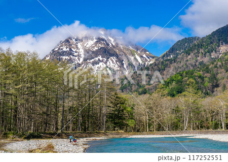 初夏の上高地自然遊歩道 早朝の森林浴ウォーキング 梓川と焼岳 初夏の上高地自然遊歩道 早朝の森林浴ウォーキング 梓川と焼岳 117252551
