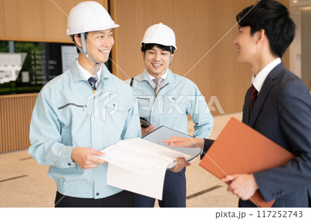建築業やゼネコンの打合せイメージ 建築業やゼネコンの打合せイメージ 117252743