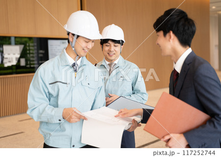 建築業やゼネコンの打合せイメージ 117252744