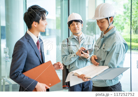 建築業やゼネコンの打合せイメージ 建築業やゼネコンの打合せイメージ 117252752