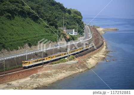 山陽本線の海岸線を行く芸備線キハ40回送列車 117252881
