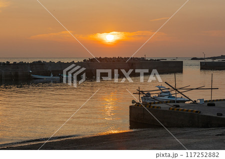 牛之浜漁港からの夕日(横構図) 牛之浜漁港からの夕日(横構図) 117252882